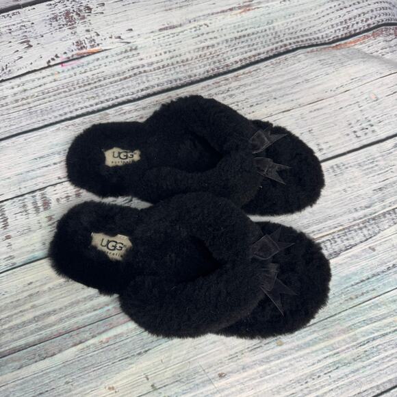 UGG Australia Women’s Size 7 Black Sheepskin Furry Flip Flop Slipper Sandals Bow - Picture 1 of 3